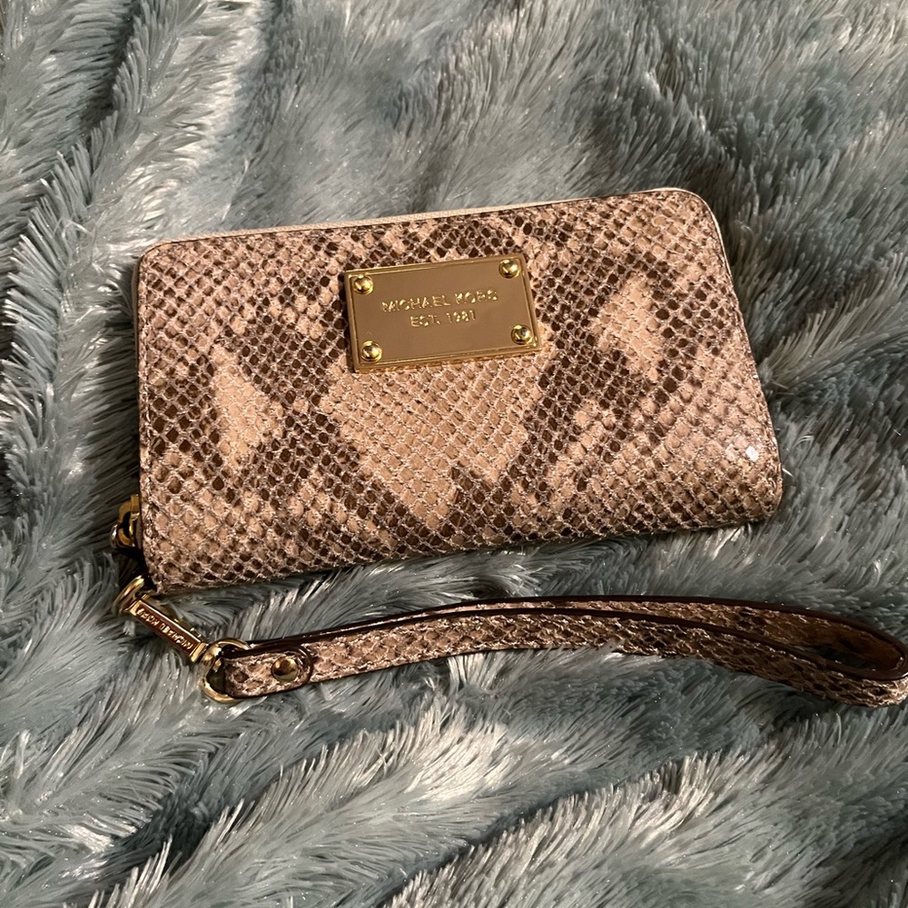 Micheal Kors, Beautiful snake skin look, wallet/ wristlet